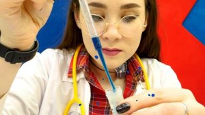 Лечим игрушки в Мегаклинике. У Барби болит горло — игры в доктора для девочек вместе с куклой Барби!