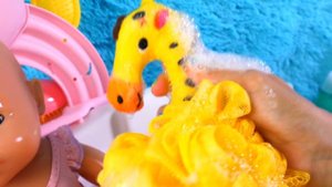 Беби Бон Эмили и Маша Капуки в ванной - Купаем куклы и игрушки - Развивающее видео