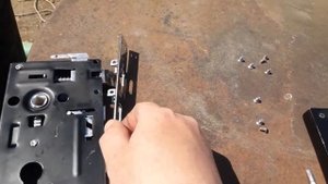 Как легко перевернуть щеколду внутреннего дверного замка в обратную сторону!