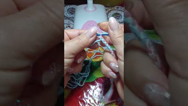 Урок 12, учимся вязать крючком,цветная цепочка смотреть онлайн