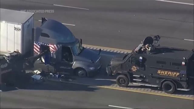 Полиция разорвала кабину тягача гусеничным тараном  финал длительной погони в США