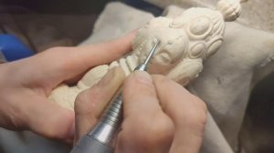 Работа над скульптурой из бивня мамонта: лицо