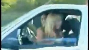 Девушка соблазняет на дороге