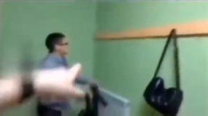 Чел рвёт штаны (оригинал мема)