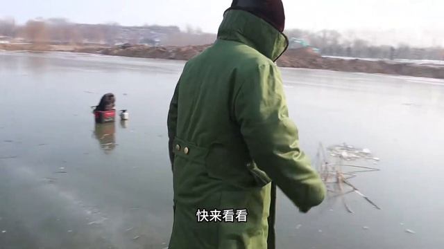 冰钓乐趣无穷，浮漂轻轻一动就中鱼，这感觉真是太过瘾了！