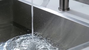 Смеситель Paulmark Serpentine Se213222-GM для кухонной мойки вороненая сталь