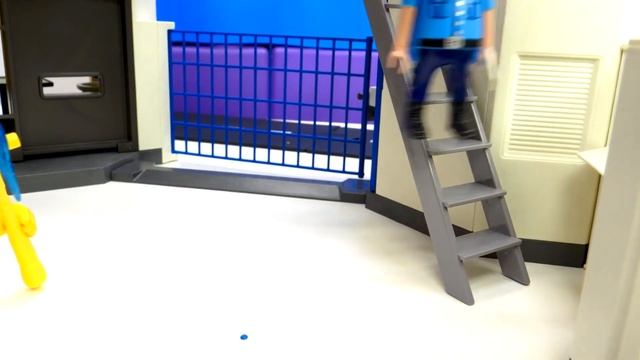 Той Мастер разрушает стену и становится АВТОБОТОМ! Видео игрушки для мальчиков и роботы трансформеры смотреть онлайн