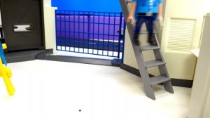 Той Мастер разрушает стену и становится АВТОБОТОМ! Видео игрушки для мальчиков и роботы трансформеры