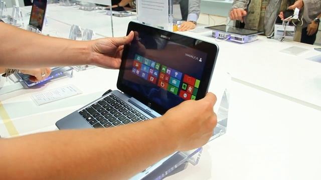 Samsung Ativ Smart PC: Videopohled na tablet s Windows 8 (IFA 2012) смотреть онлайн