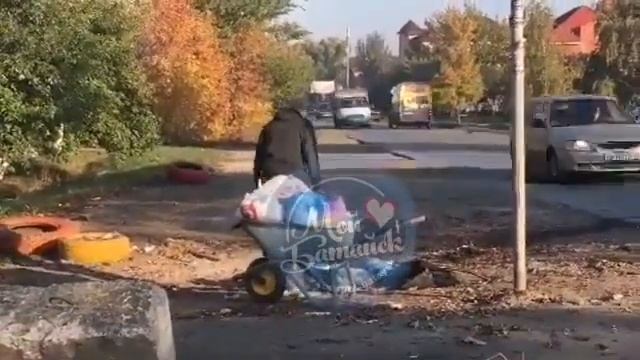 Выбрасывают мусор в Батайске смотреть онлайн