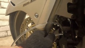 Как прокачать тормоза, сцепление cbr 1100 xx combined braking system (CBS) часть 4.