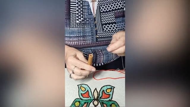 Ковровая вышивка. Как заправить ковровые иглы без нитковдевателя.