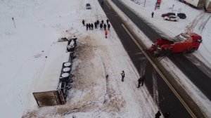 Постановка на колеса Грузовым Эвакуатором сцепки на колеса с последующей вытяжкой на дорогу.