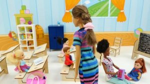 Штеффи притворяется больной. Игры в доктора кукол. Смешные видео про маленькие куклы Барби