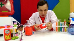 Игрушки Супергерои в больнице: Супермен и Оптимус Прайм заболели! Доктор Плюшева ведет прием!