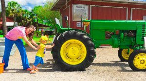 Влад и Ники. Крис и мама учатся собирать клубнику и овощи на ФЕРМЕ! Видео для детей.