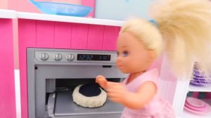 Штеффи одна дома - Готовим вместе пирог! Игры для девочек с Барби