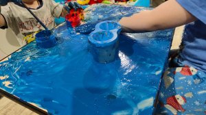 Рисуем пальчиковыми красками по столу, детские развивающие игры, развиваем моторику малышей