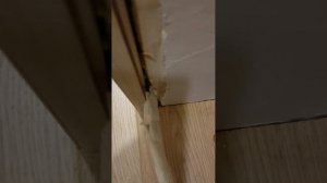 Как запенить тонкие ,узкие щели между стеной и дверью