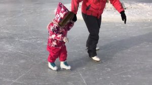 VLOG - Учимся кататься на коньках / Катаемся на тюбингах