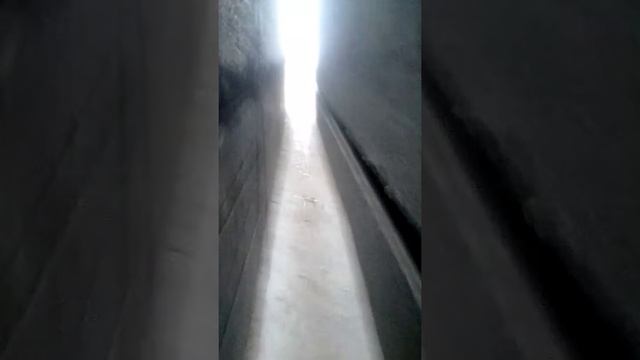 Щель между двумя домами смотреть онлайн