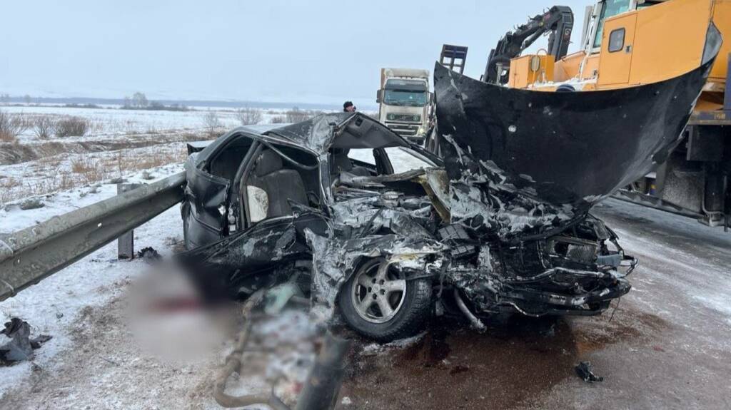 Видеорегистратор запечатлел, как автомобиль Toyota Mark II столкнулся с фурой на трассе «Байкал»