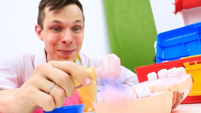Огромная КИСИ МИСИ у доктора | Что с зубами у Kissy Missy | Игрушки заболели!