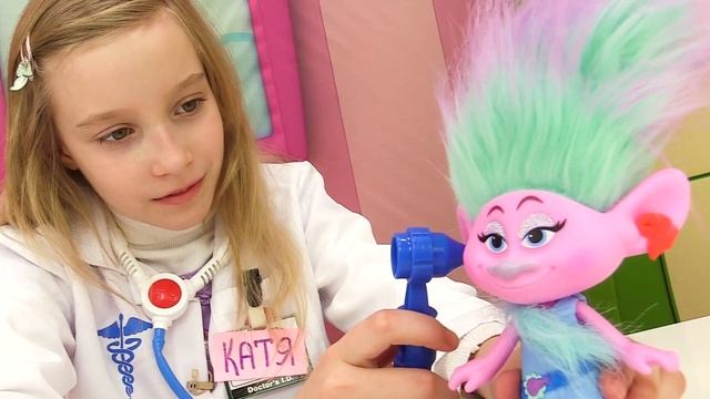 Игрушки из мультика Тролли в Мегаклинике. Детское видео