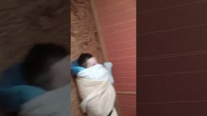 Выбраться из трёх перетяннутых одеял. Человек кокон.
