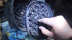 Обслуживание корпуса воздушного фильтра. Замена фильтров на Экскаваторе погрузчике