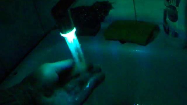 LED насадка на кран в темноте смотреть онлайн