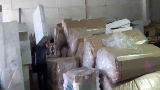 Вывоз оборудования со склада   Выгрузка стульев в школе
