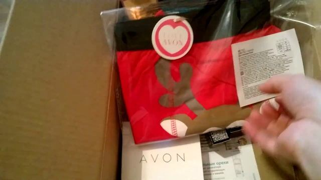 Коробочка с косметикой Avon.