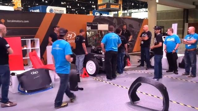 IMTS 2014 Chicago-Prova sospensioni Strati 3D, Michele Anoe' emozionato guarda la sua auto finita смотреть онлайн