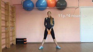 Приседания сумо с гантелями