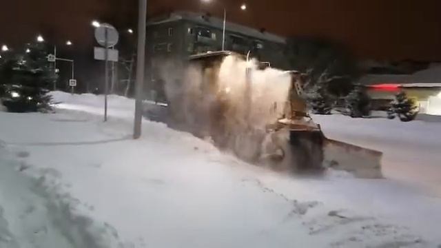 Начали чистить дороги в 12 часов ночи после снегопада 24 декабря 2020 в Бердске смотреть онлайн