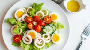 Гурманы в восторге: готовим идеальный Салат с нежными Кальмарами и перепелиными Яйцами