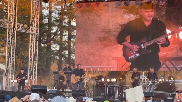 Neon Light & All About Tonight (opener) - Blake Shelton Live @ Country Summer, Santa Rosa CA 6-18-2 смотреть онлайн