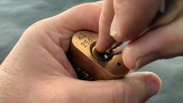 (162) Lock picking for Beginners - KG2565 All Brass vintage style Yale 40mm padlock picked смотреть онлайн
