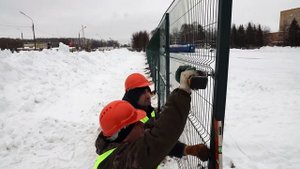Вертолетная площадка в г. Тверь. Монтаж забора из 3D сетки длиной 220 метров!