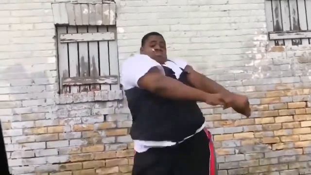 Чёрный мальчик закинул снюс и начал танцевать смотреть онлайн