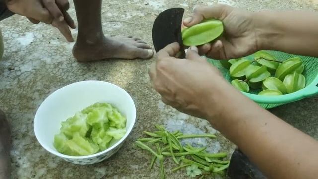 Most Delicious Carambola Vorta ॥ Eating tasty Kamranga Makha ( star fruit ) | Tasty Carambola vorta смотреть онлайн