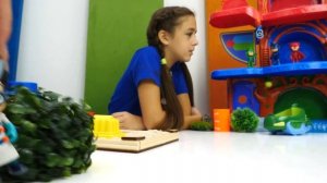 Герои в масках: Ромео всё покрасил в синий. Видео для детей.