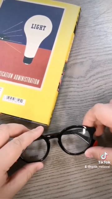 Agar lensa tidak baret #lensakacamata #optik #optikmelawai смотреть онлайн