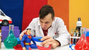 Видео про машинки - Монкарт и Кей в Мегаклинике. Супермен разучился летать?! Игры в больницу