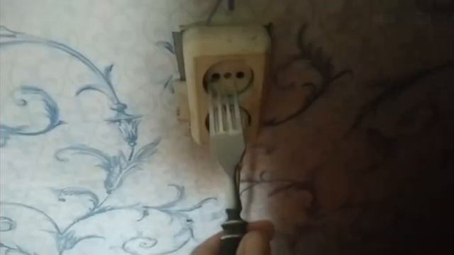 как вставить вилку в розетку