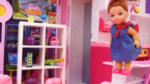 Кен остался дома с детьми - Смешные видео для девочек про любовь Барби и Кена - Игры с куклой Барби