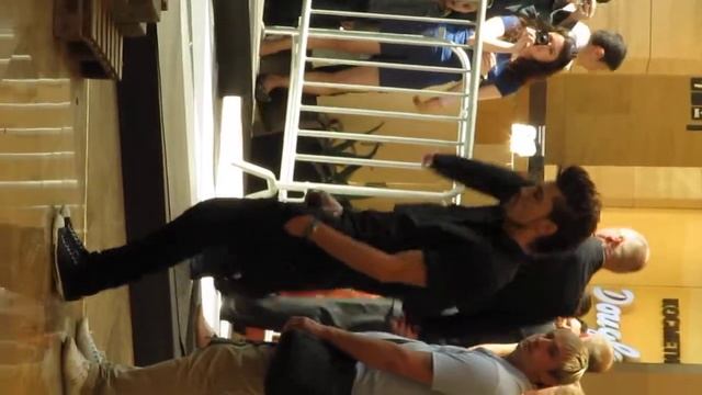 Билан в Афи Молл Сити (за сценой)).MOV смотреть онлайн