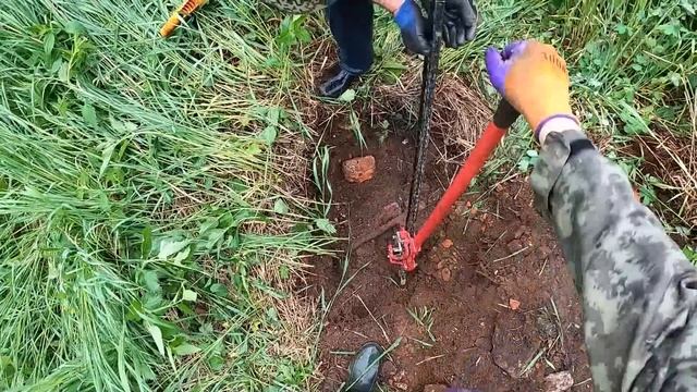ОТЛИЧНЫЙ РЕЗУЛЬТАТ ПО МЕТАЛЛУ В НЕЗАМЫСЛОВАТОЙ ДЕРЕВУШКЕ — КОПАЕМ В ДОЖДЬ