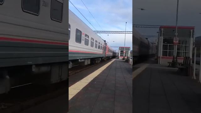 ЭП2К-084 с пассажирским поездом Екатеринбург — Анапа следует через о.п Первомайская смотреть онлайн